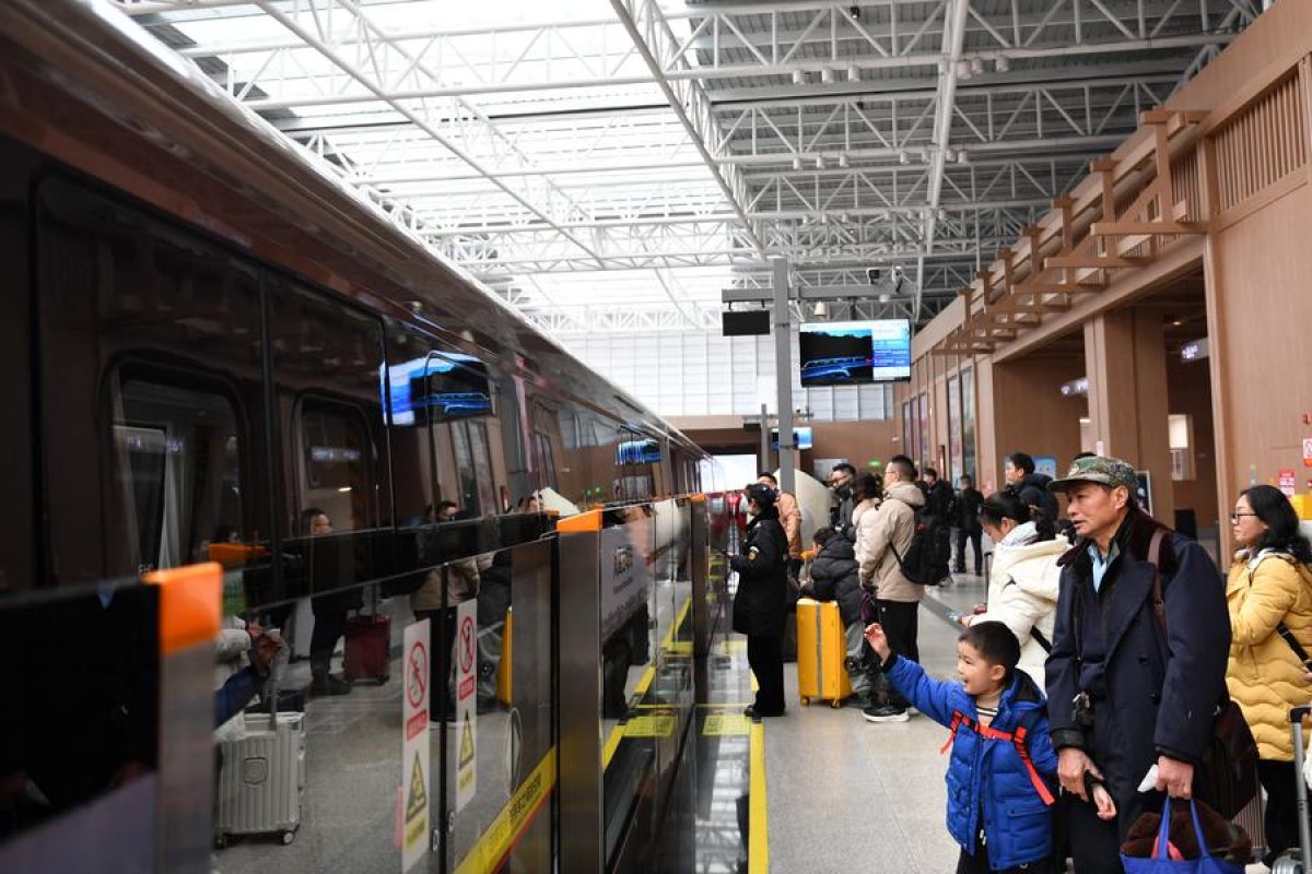 Jalur kereta wisata maglev tingkatkan sektor pariwisata di Fenghuang