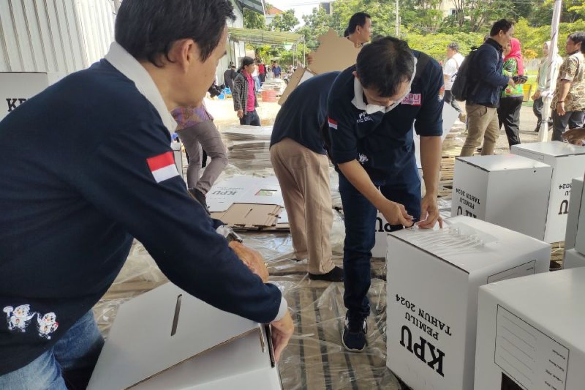 KPU Bandarlampung layani pemilih di rumah sakit dengan kotak suara keliling