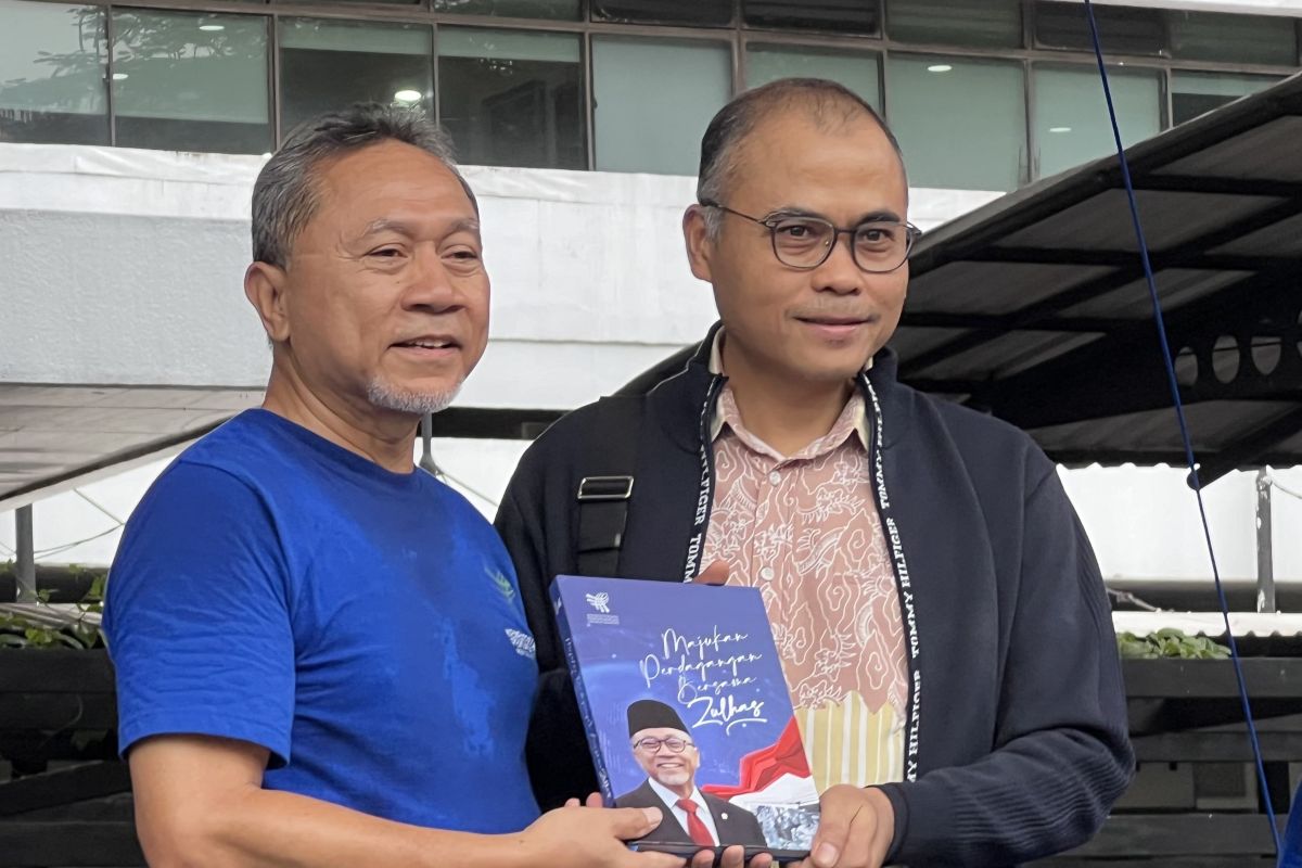 Mendag tuangkan sukses pemerintah atasi kelangkaan minyak dalam buku