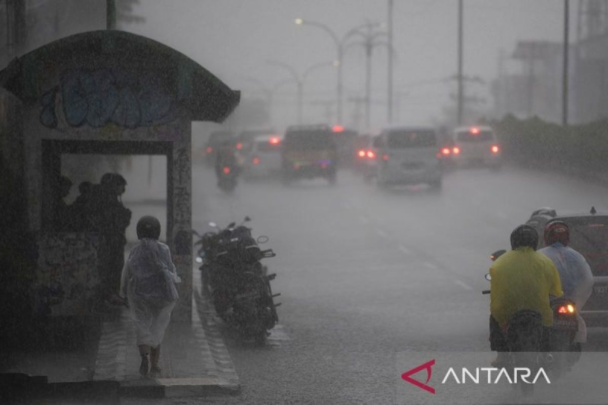 Hujan lebat berpotensi landa sebagian besar wilayah Indonesia