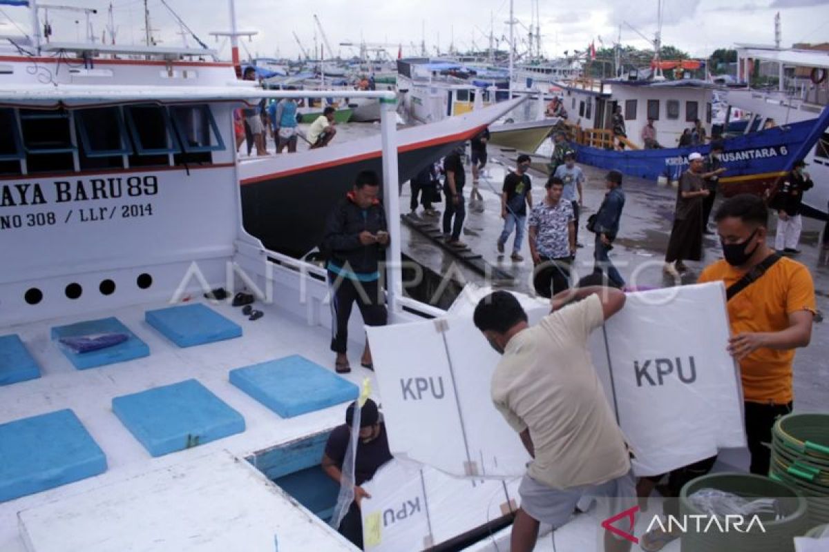 KPU Pangkep menggunakan enam kapal distribusikan surat suara Pemilu 2024
