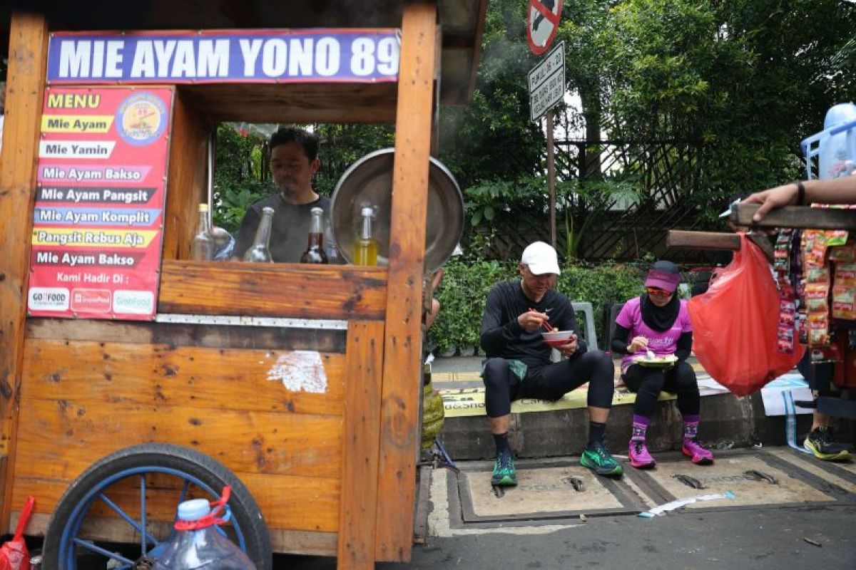 Makan mi ayam di CFD Jakarta, warga: Pak Ganjar ramah dan full senyum