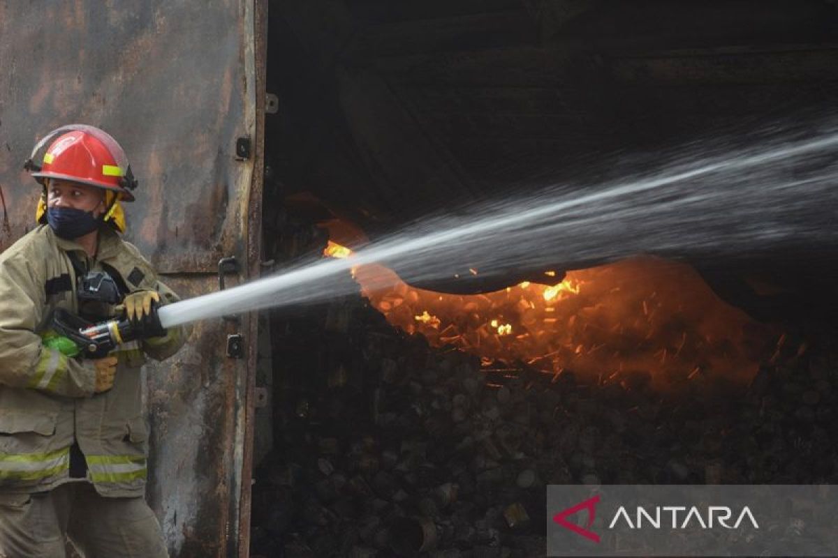 Gulkarmat kerahkan 20 personel padamkan api di Tanjung Priok