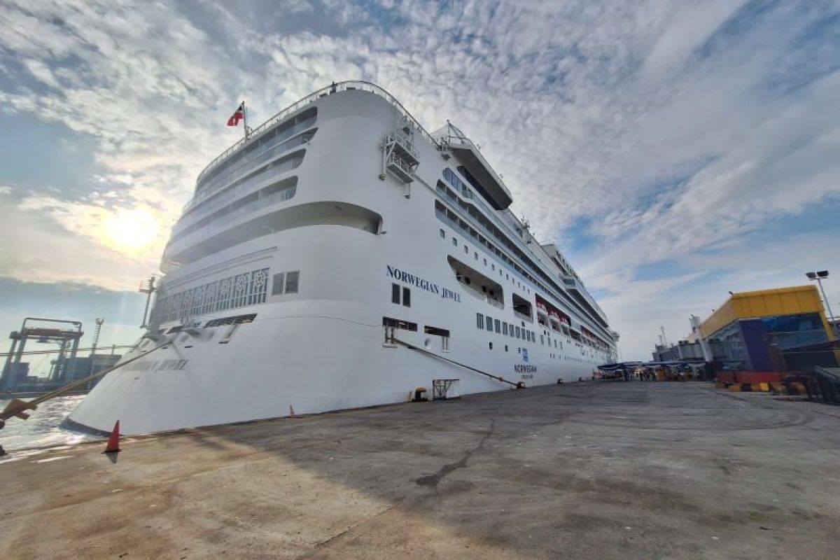 Bawa turis, Norwegian Cruise Lane kapal pesiar berlabuh di Tanjung Priok Jakarta