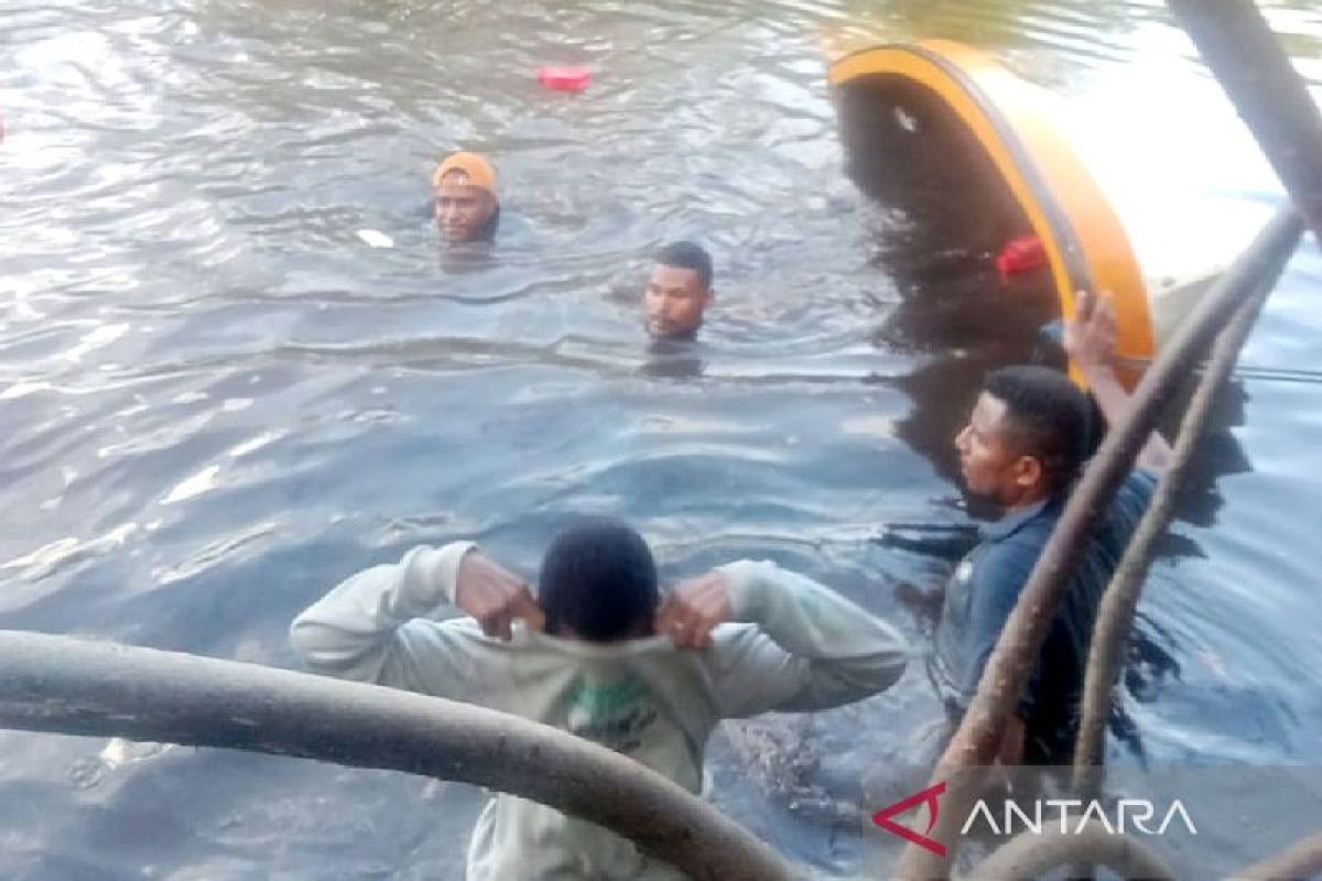 Kecelakaan bus Hanura dan perahu anggota KPU terbalik