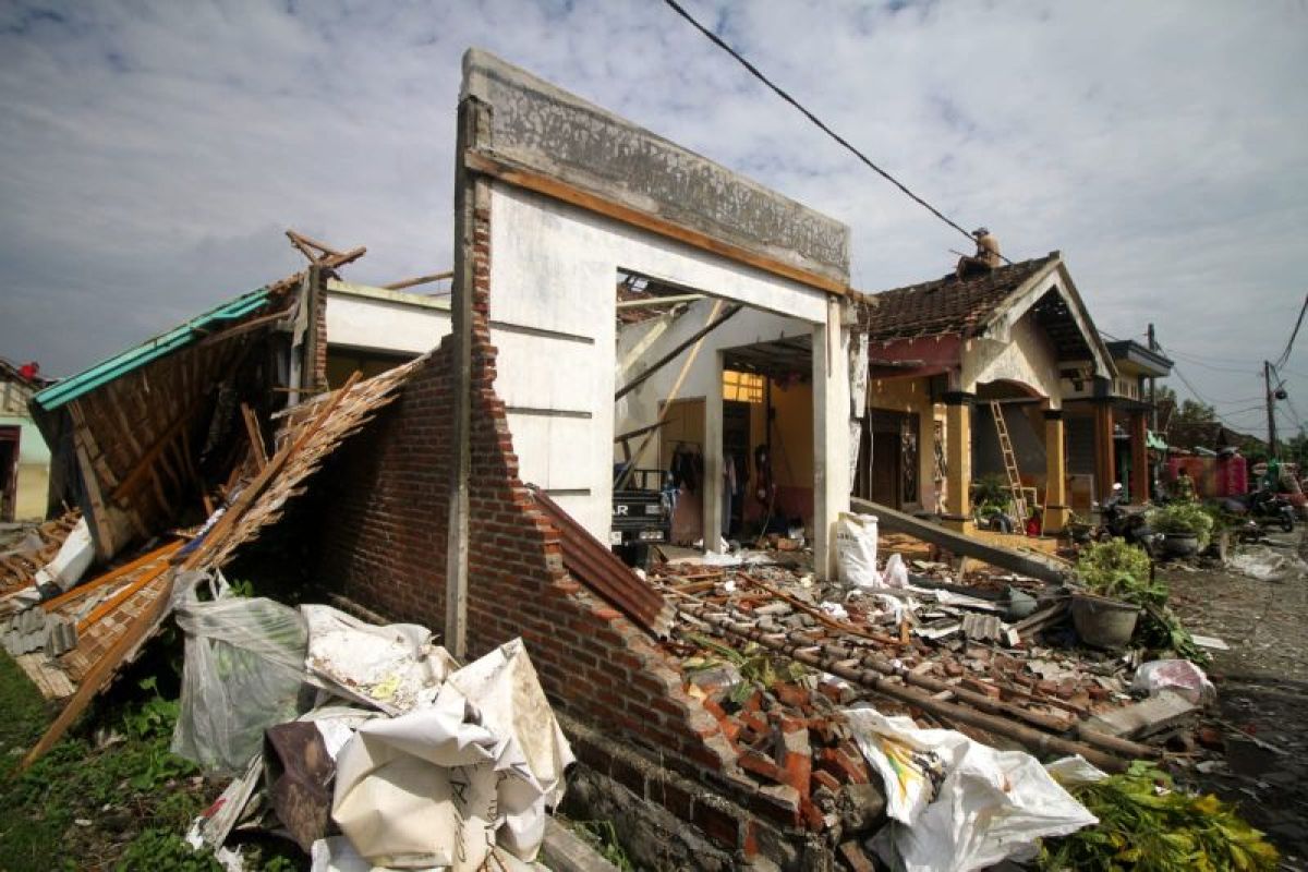 BPBD Sidoarjo catat lebih seratus rumah rusak akibat angin kencang