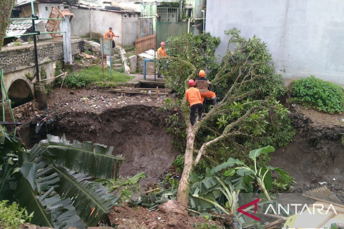 BPBD Kota Bogor evakuasi 31 orang warga sekitar longsor di Cilendek