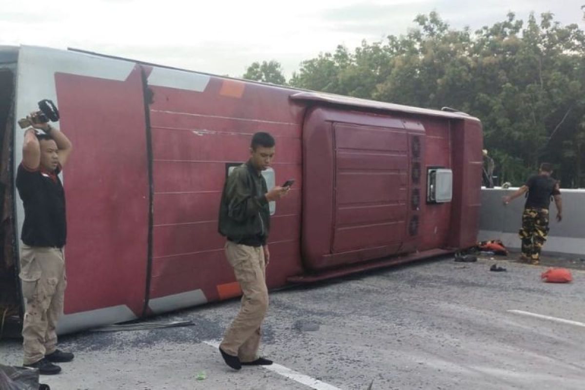 Bus rombongan anggota Satgas Partai Hanura alami kecelakaan