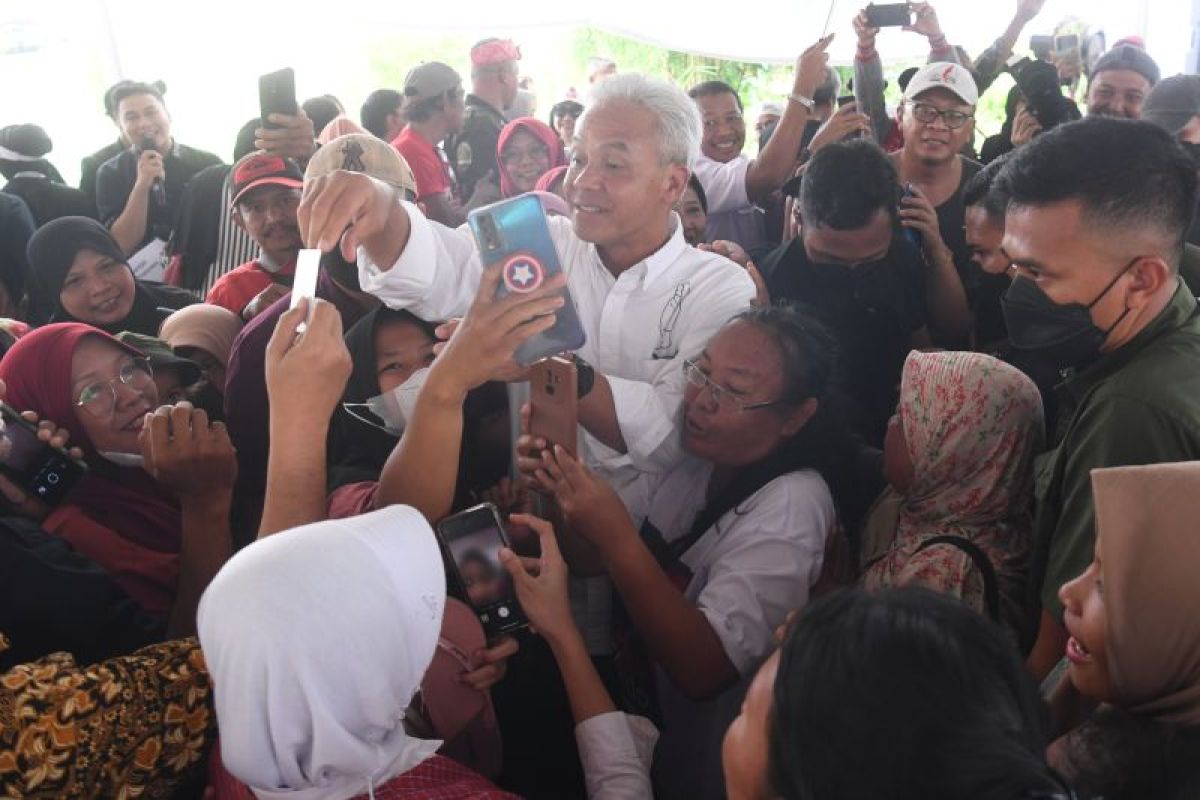 Ganjar safari politik ke Kalimantan dan Jawa, Mahfud temui warga Bengkulu