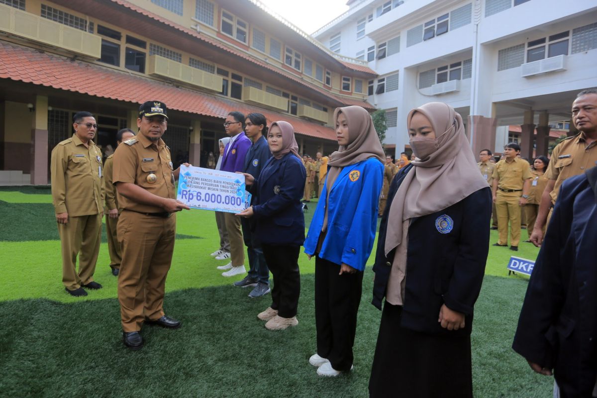 Pemkot Tangerang berikan bansos biaya pendidikan pada 46 mahasiswa