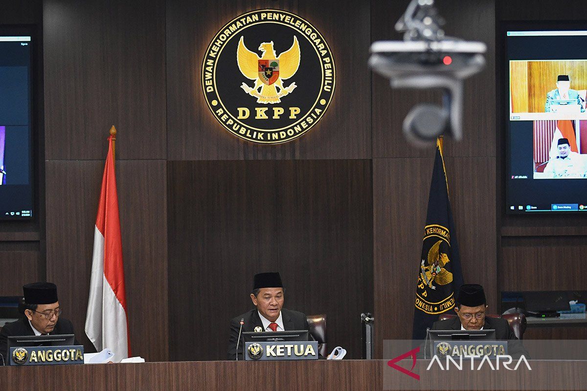 Sepekan, Ketua KPU divonis langgar kode etik hingga libur nasional