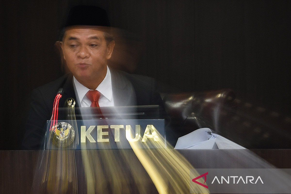 DKPP vonis Ketua KPU Hasyim Asy'ari melanggar kode etik terima pendaftaran Gibran