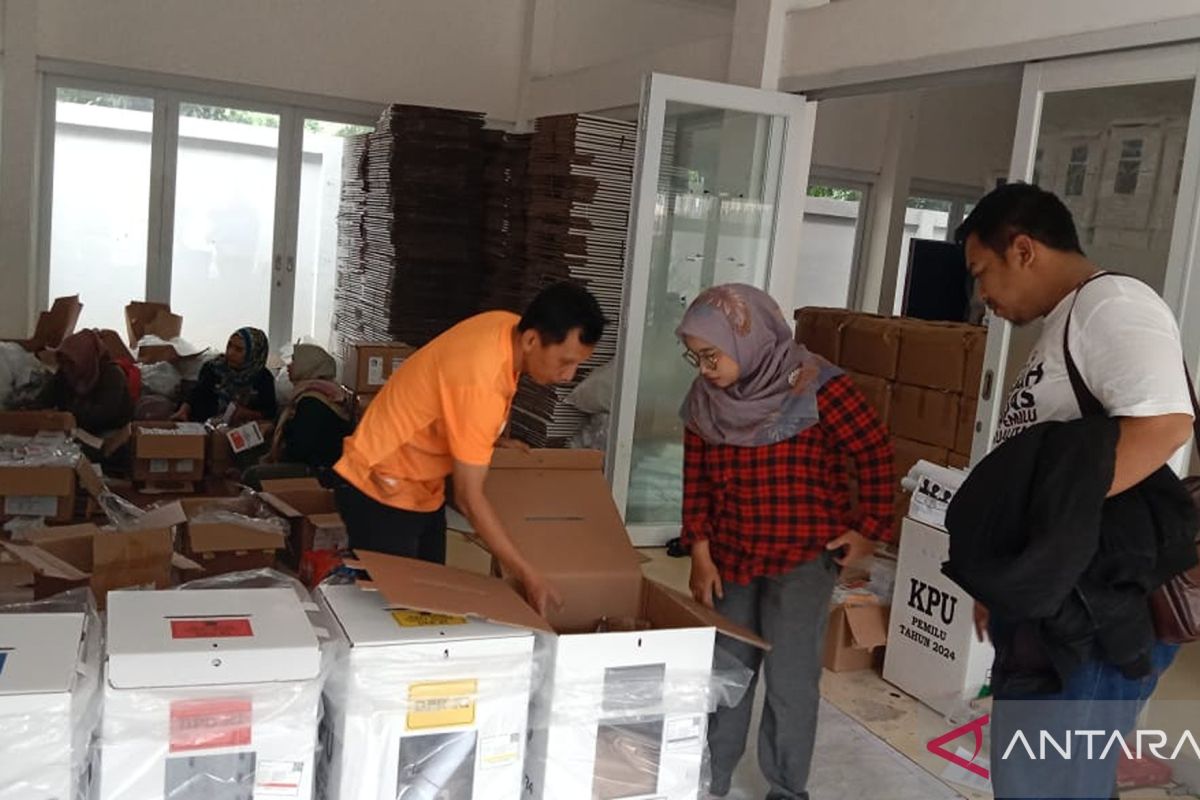 KPU Jakbar rampungkan kelengkapan logistik pemilu di delapan kecamatan