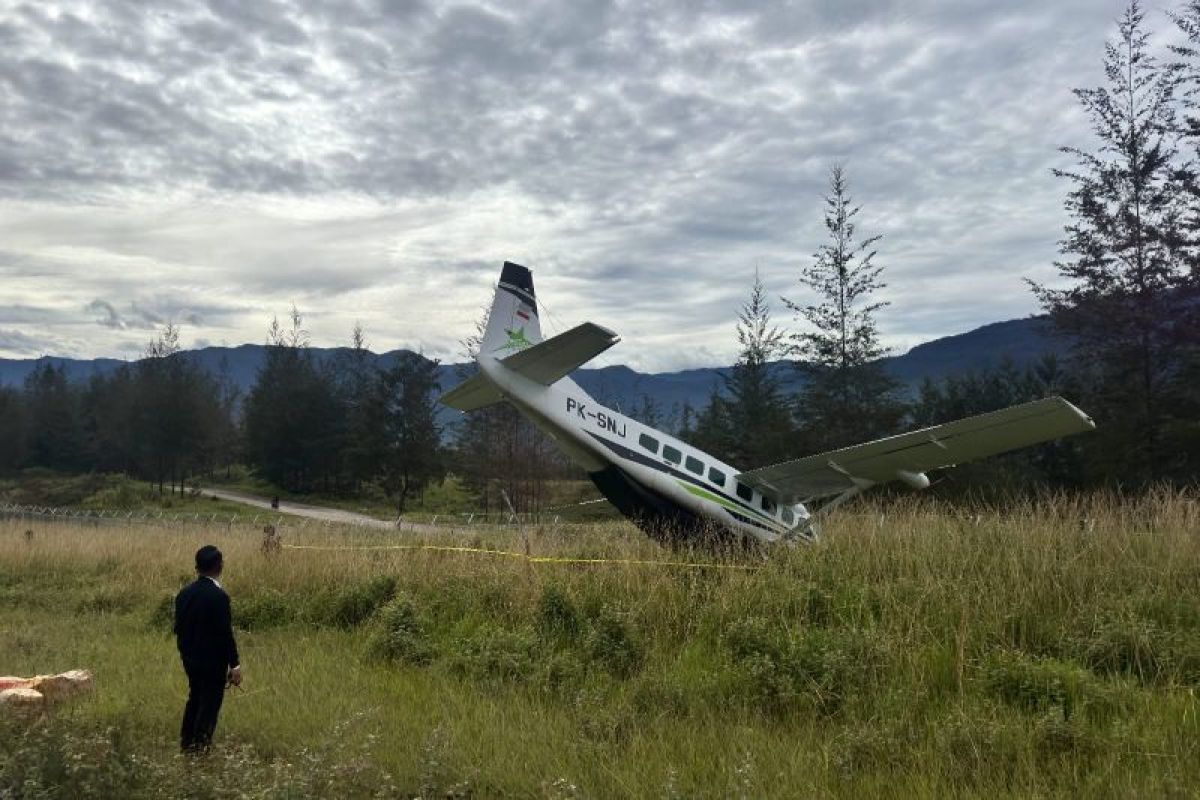 Fourteen passengers rescued after Smart Air plane runs off runway