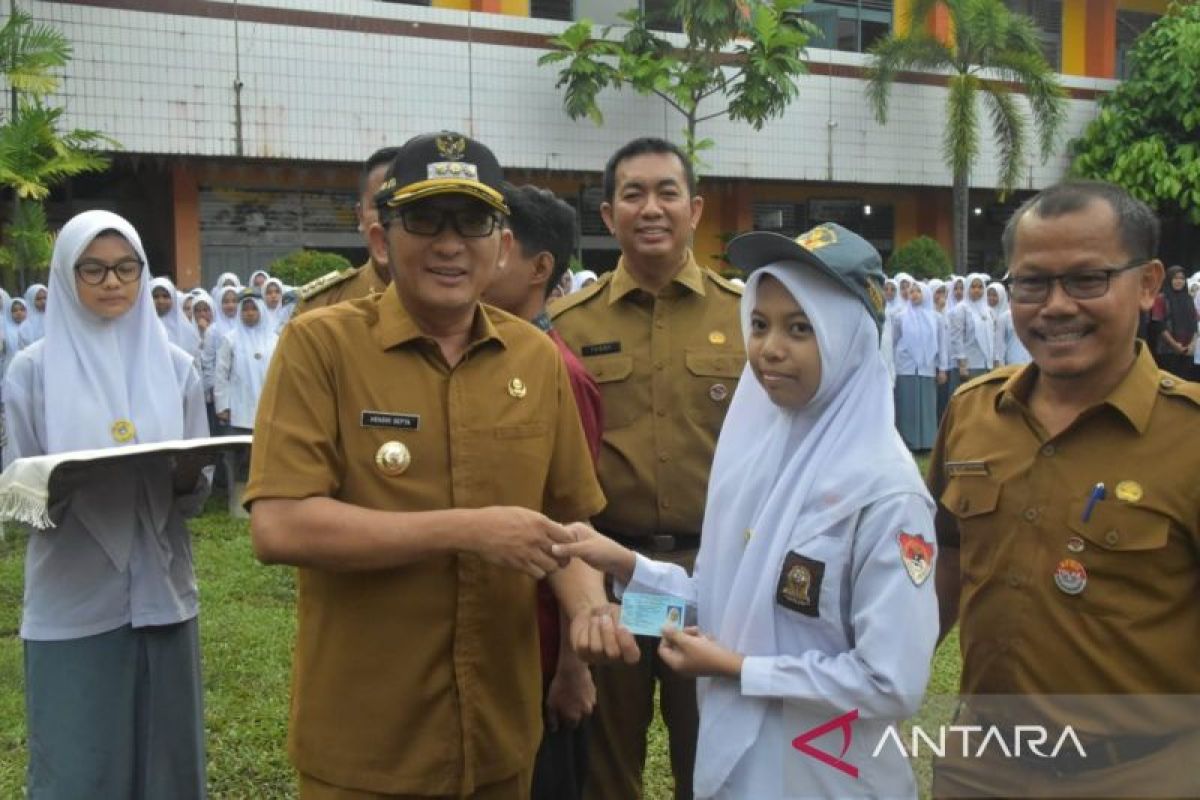 Wali Kota Hendri Septa serahkan e-KTP bagi 85 siswa SMK jelang Pemilu