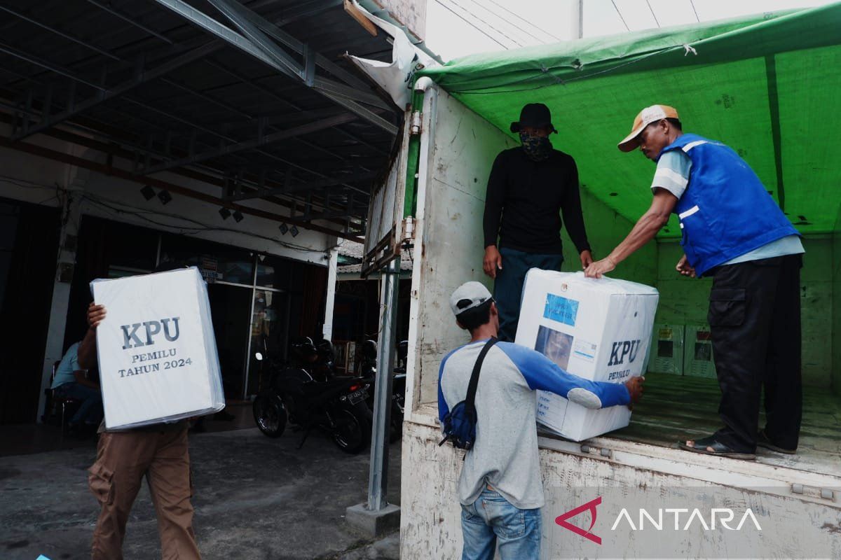 Distribusi logistik pemilu ke daerah terluar di Natuna berjalan aman