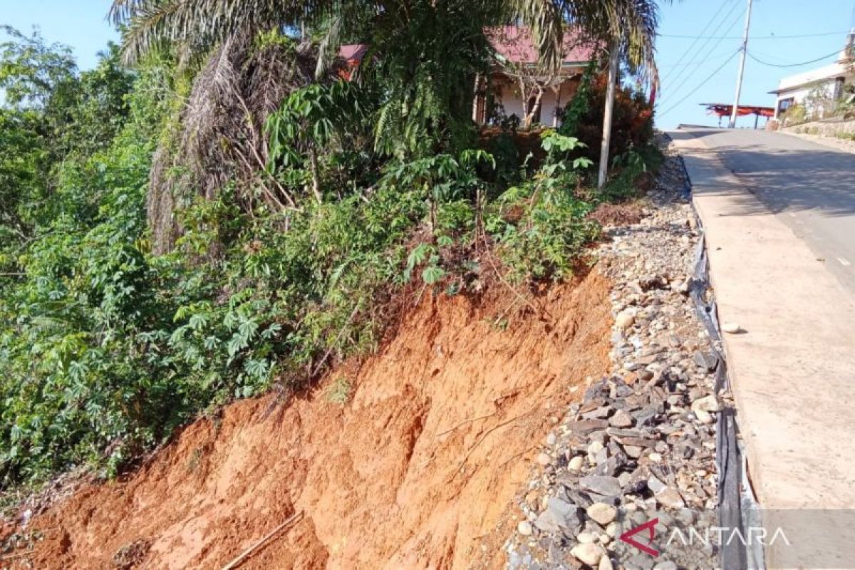 BPBD cek kondisi jalan poros setelah longsor di Mukomuko