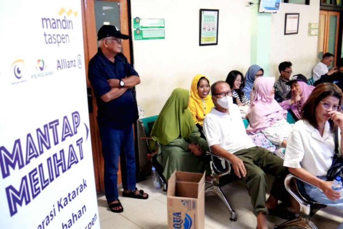 Mandiri Taspen gelar operasi katarak bagi nasabah di Surabaya