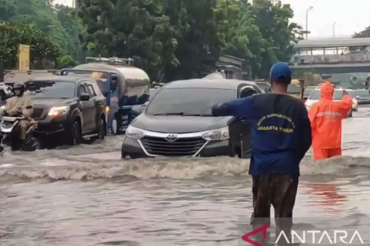 BMKG ingatkan masyarakat waspada hujan sedang hingga petir, termasuk di Bandarlampung