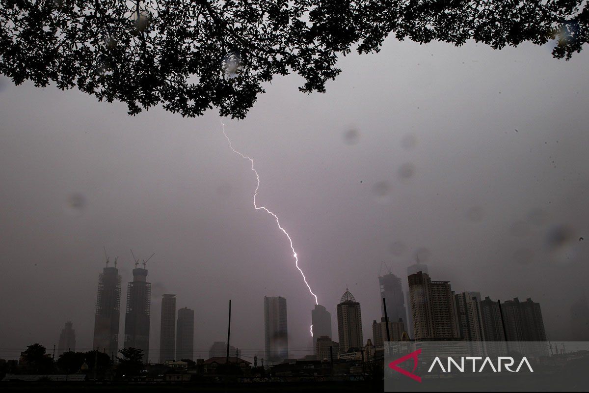Jakarta diprakirakan hujan disertai petir pada siang hari