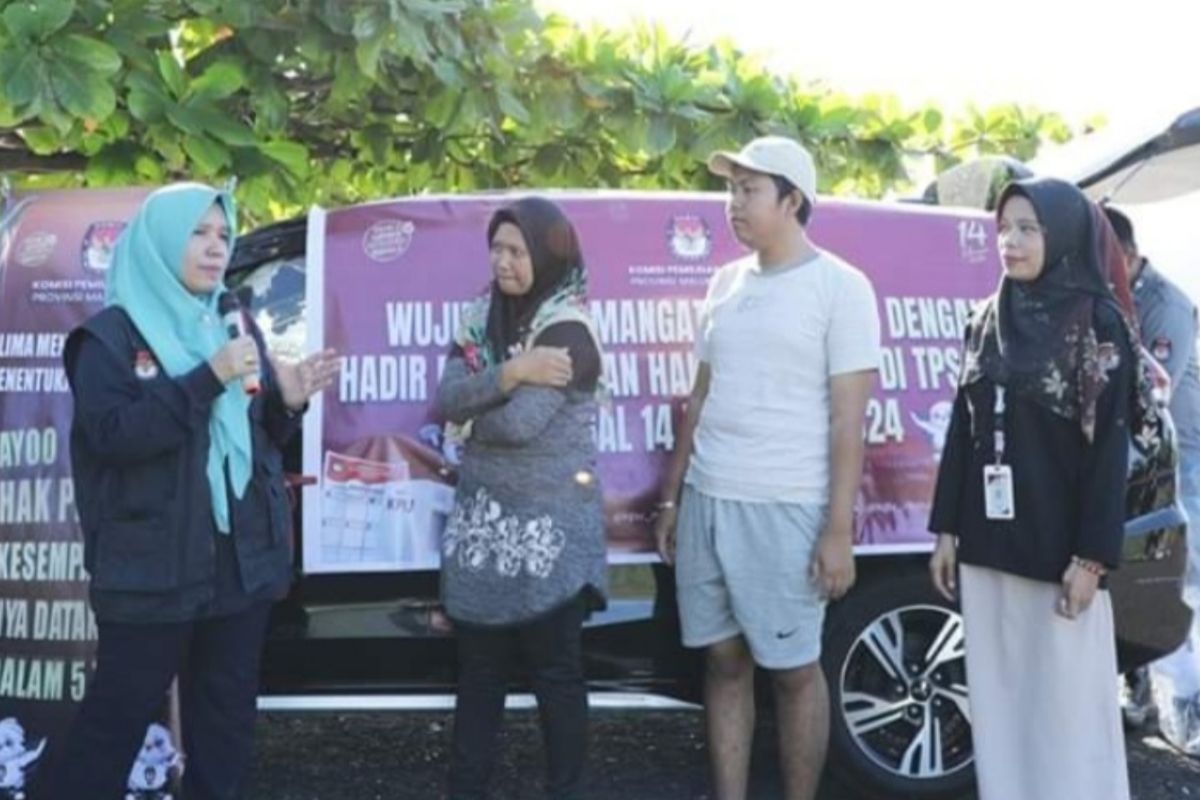 KPU Malut bagikan maskot Pemilu 2024 kepada warga di Ternate
