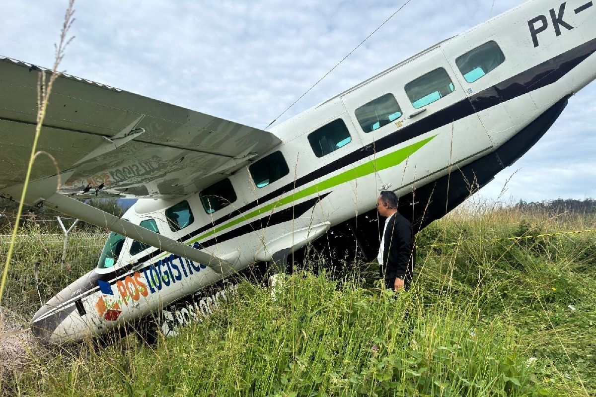 Pesawat Smart Air tergelincir saat mendarat di Bandara Aminggaru Papua