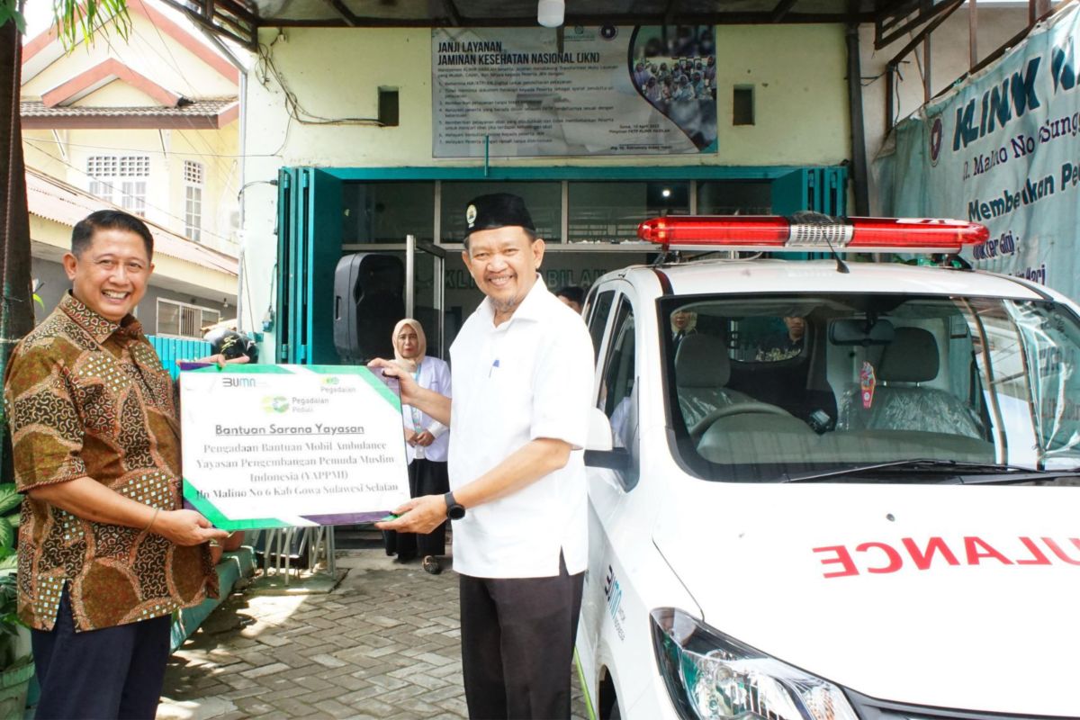 Pegadaian Makassar beri bantuan ambulans melalui Program TJSL