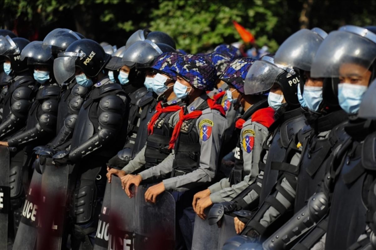 14 polisi Myanmar melarikan diri