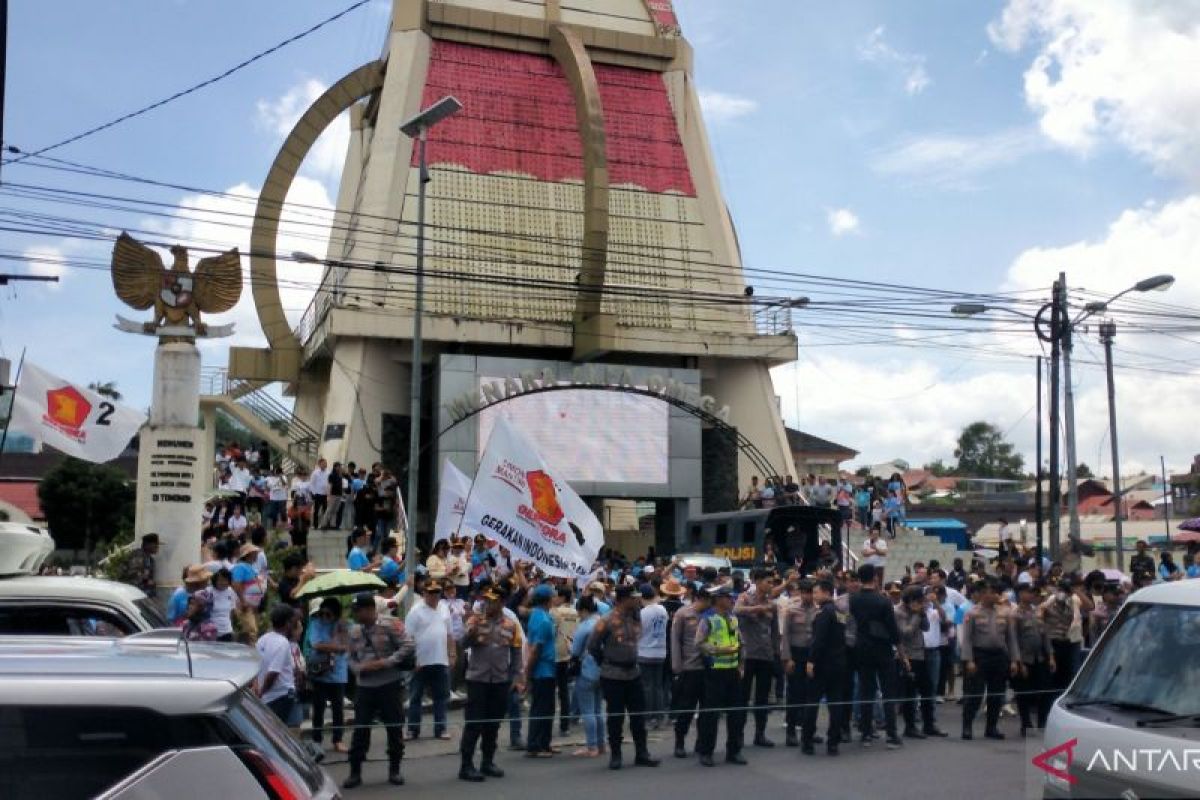 Ribuan warga antusias saksikan Prabowo saat melintasi Tomohon