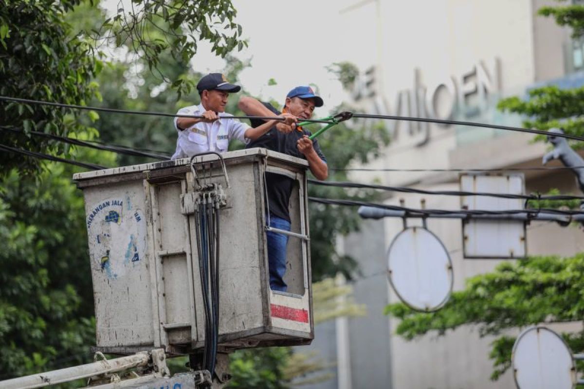 Pemkot Bandung rapihlkan kabel udara pada 30 titik untuk penataan kota