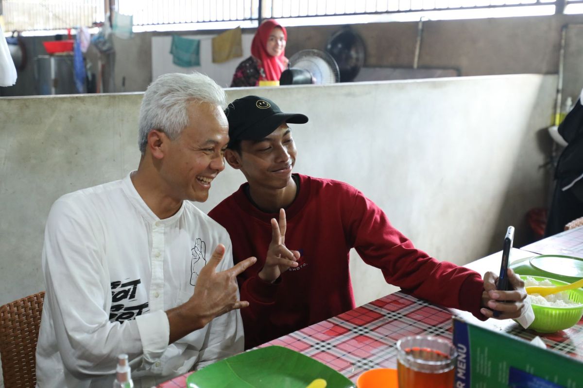 Ganjar ajak pendukung Prabowo di Balikpapan makan bersama