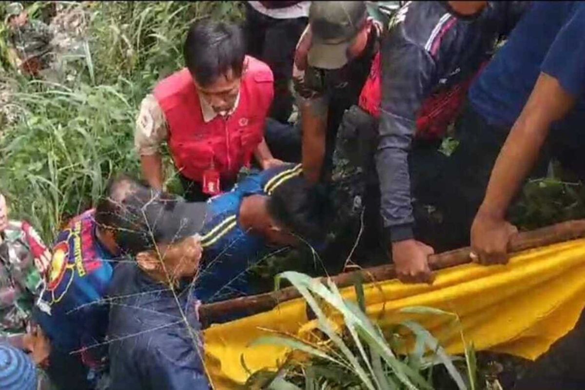 Tim SAR gabungan evakuasi jasad remaja dari dasar jurang Ngarai Sianok