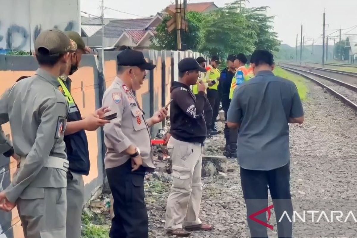 Pemuda ditemukan tewas karena tersambar kereta