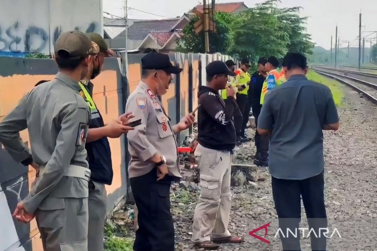 Seorang pemuda ditemukan tewas karena tersambar kereta di Cipinang
