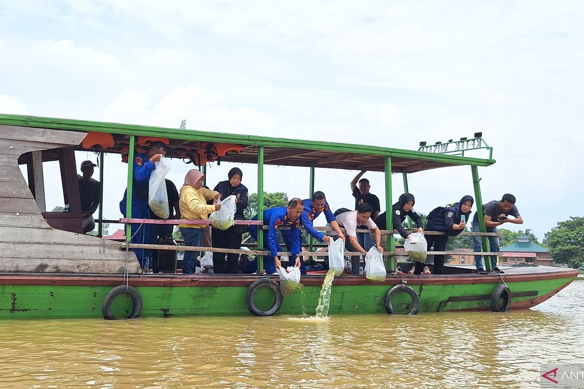 Polairud Polda Jambi tebar 20 ribu benih ikan di kawasan wisata Danau Sipin