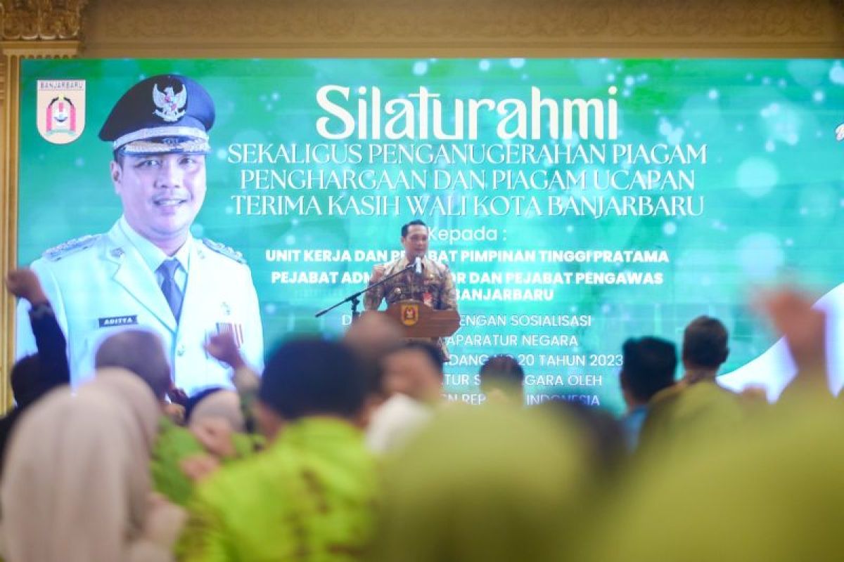Wali Kota Banjarbaru beri penghargaan kepada ratusan pejabat