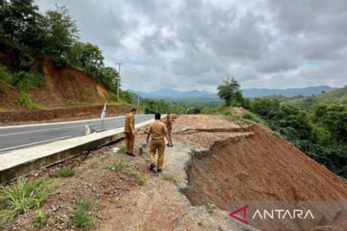 Kalsel kemarin dari penanganan jalan longsor hingga kematian karena DBD