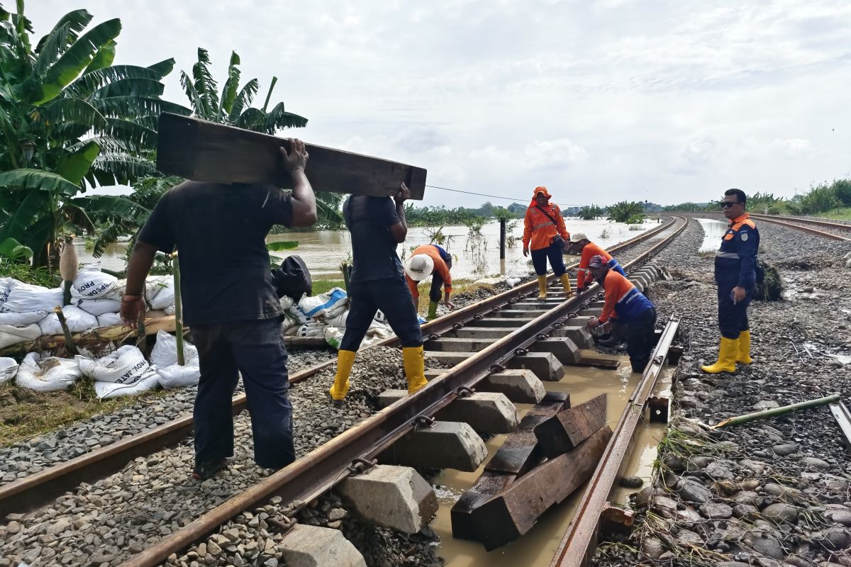 Akibat banjir di Grobogan sejumlah perjalanan kereta api dibatalkan