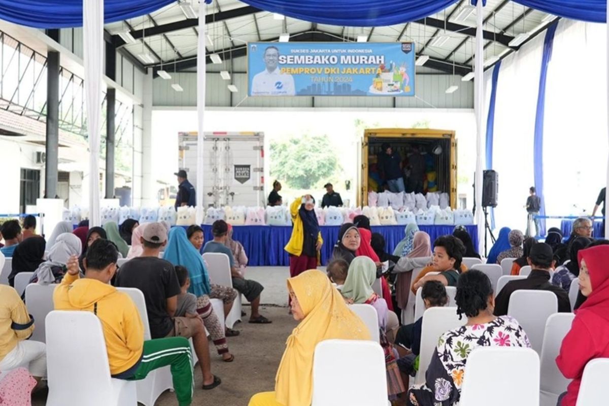 Tekan inflasi, Pemkot Jakarta Barat buka pasar sembako murah