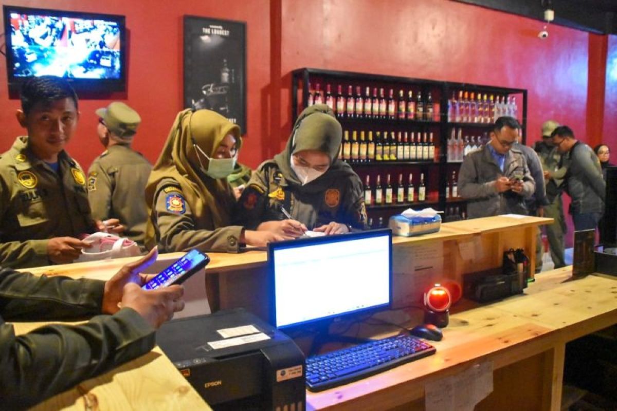 Satpol PP Surabaya sita 146 minuman beralkohol tanpa izin