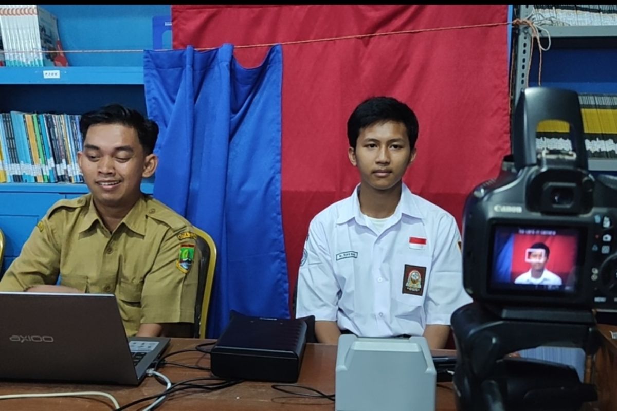 Petugas DKCS Cilegon jemput bola rekam KTP elektronik di sekolah