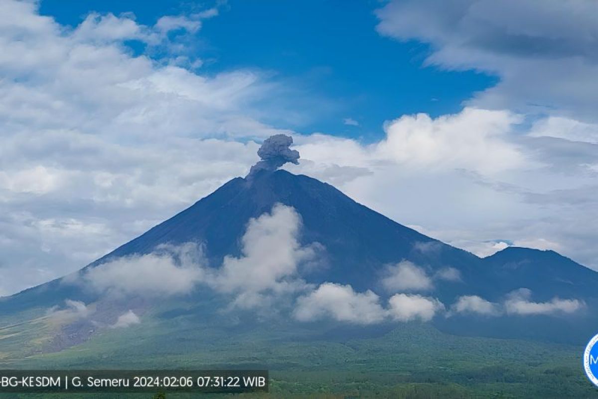 Gunung Semeru kembali erupsi dan lontarkan abu vulkanik  setinggi satu kilometer