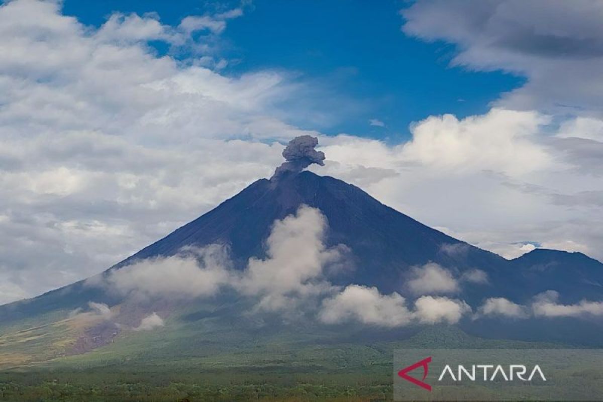 Gunung Semeru kembali erupsi luncurkan abu setinggi satu kilometer