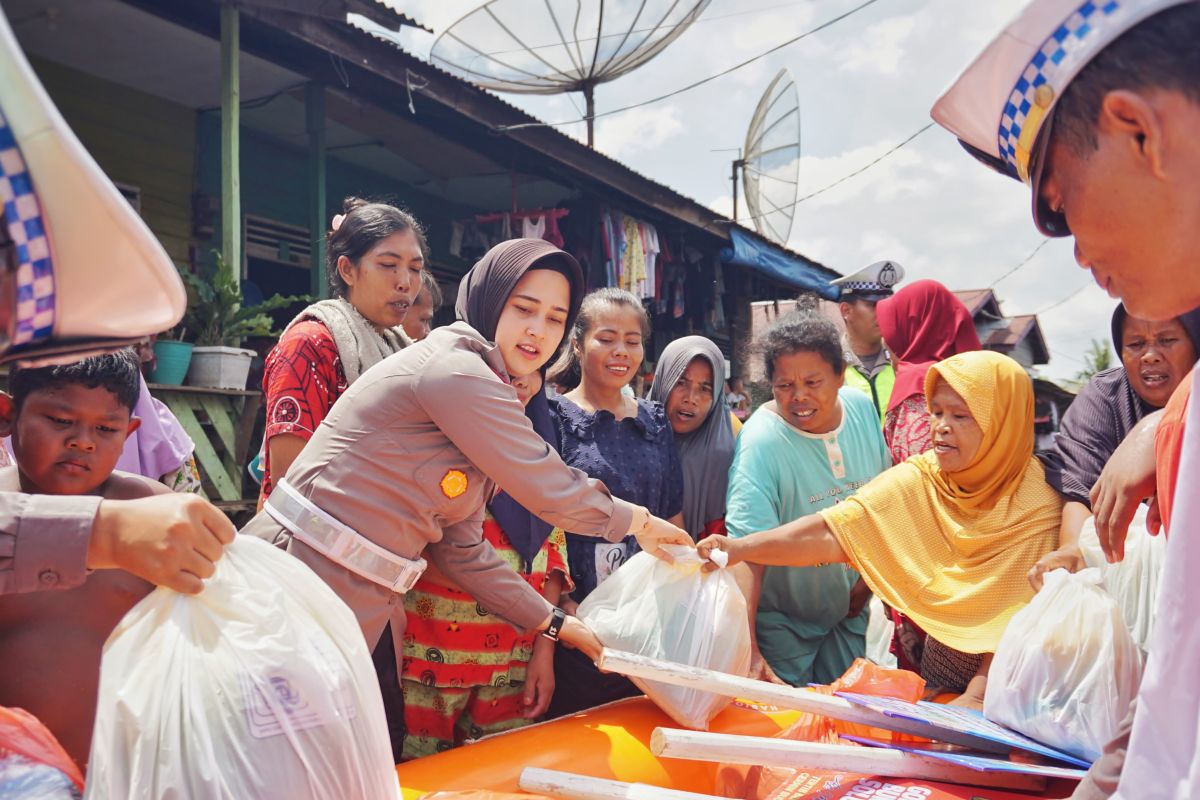 Kasatlantas Polres Rohil bantu korban banjir dan ajak wujudkan pemilu damai