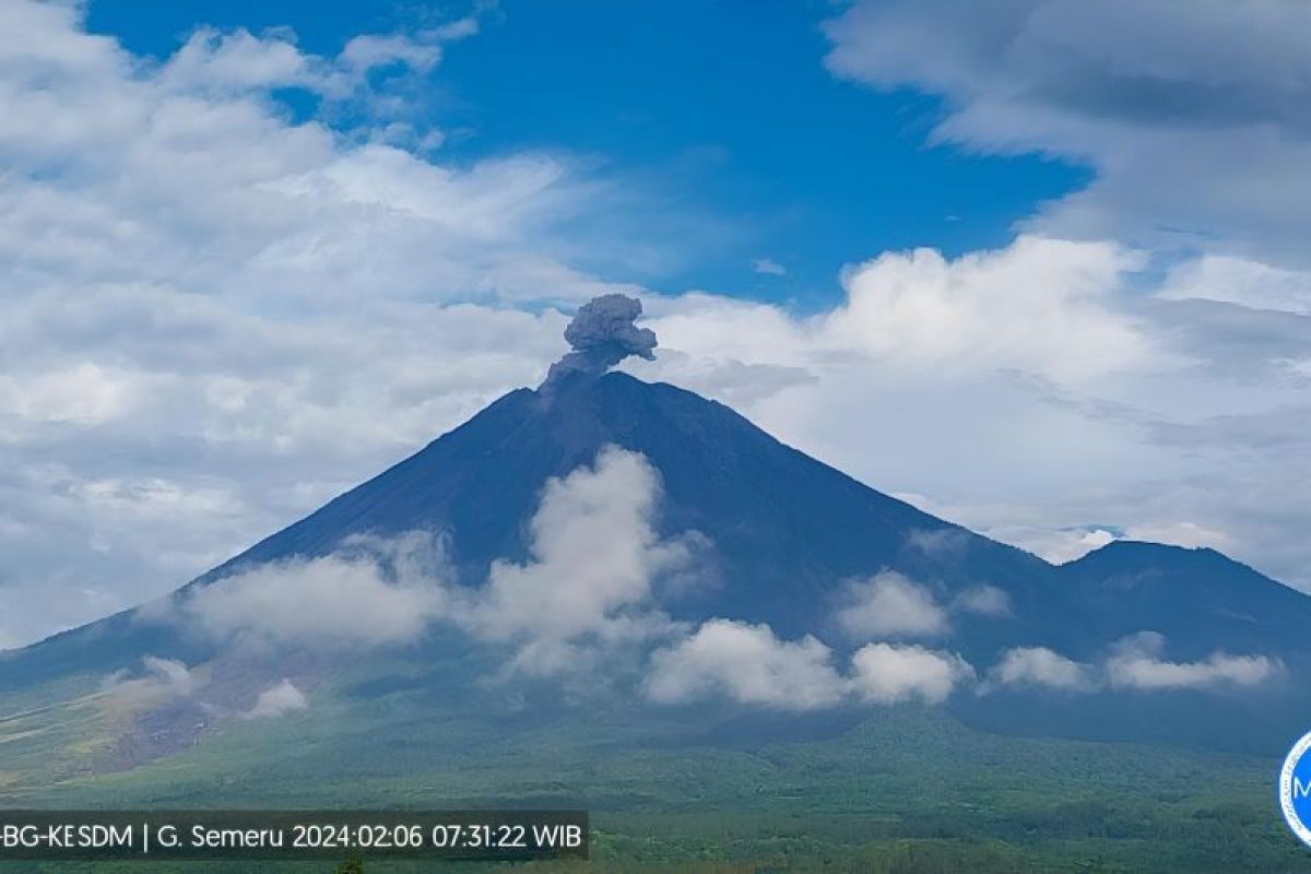 Gunung Semeru kembali erupsi luncurkan abu vulkanik setinggi satu kilometer