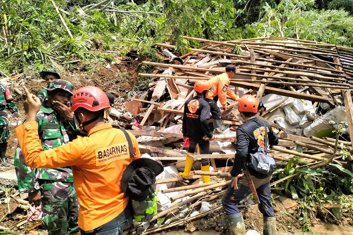 Seorang warga tewas tertimbun longsor di Cilacap