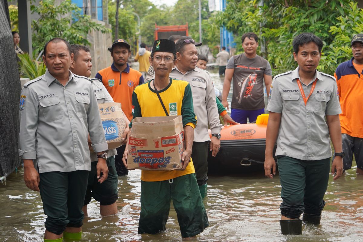 BPBD Jatim serahkan bantuan bagi warga terdampak banjir Pasuruan