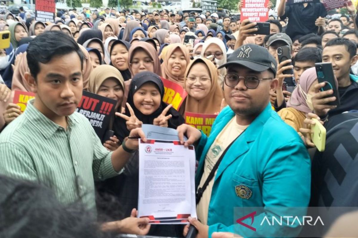 Gibran temui ratusan mahasiswa yang lakukan aksi di depan Balai Kota Surakarta