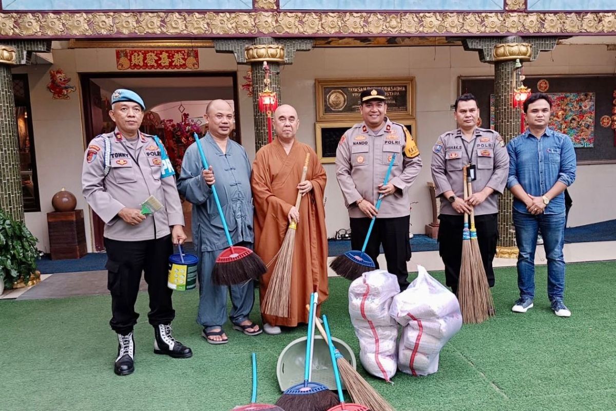 Polisi gelar baksos bersihkan Vihara Lalitavistara di Cilincing