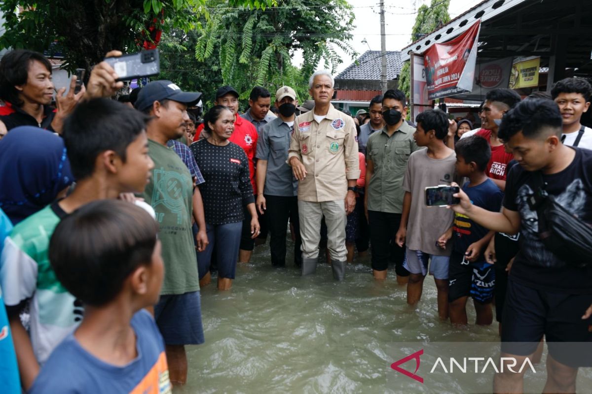 Capres Ganjar ajak massa heningkan cipta untuk korban banjir Grobogan
